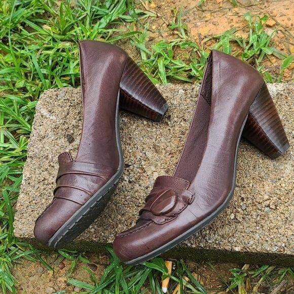 BareTraps "Savina" round toe button short heels - Picture 3 of 11